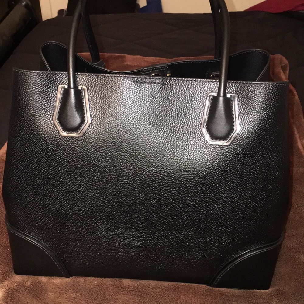 🔥Sale🔥 Beautiful Black Large MK Mercer Center tote..used once..like new - Picture 2 of 6
